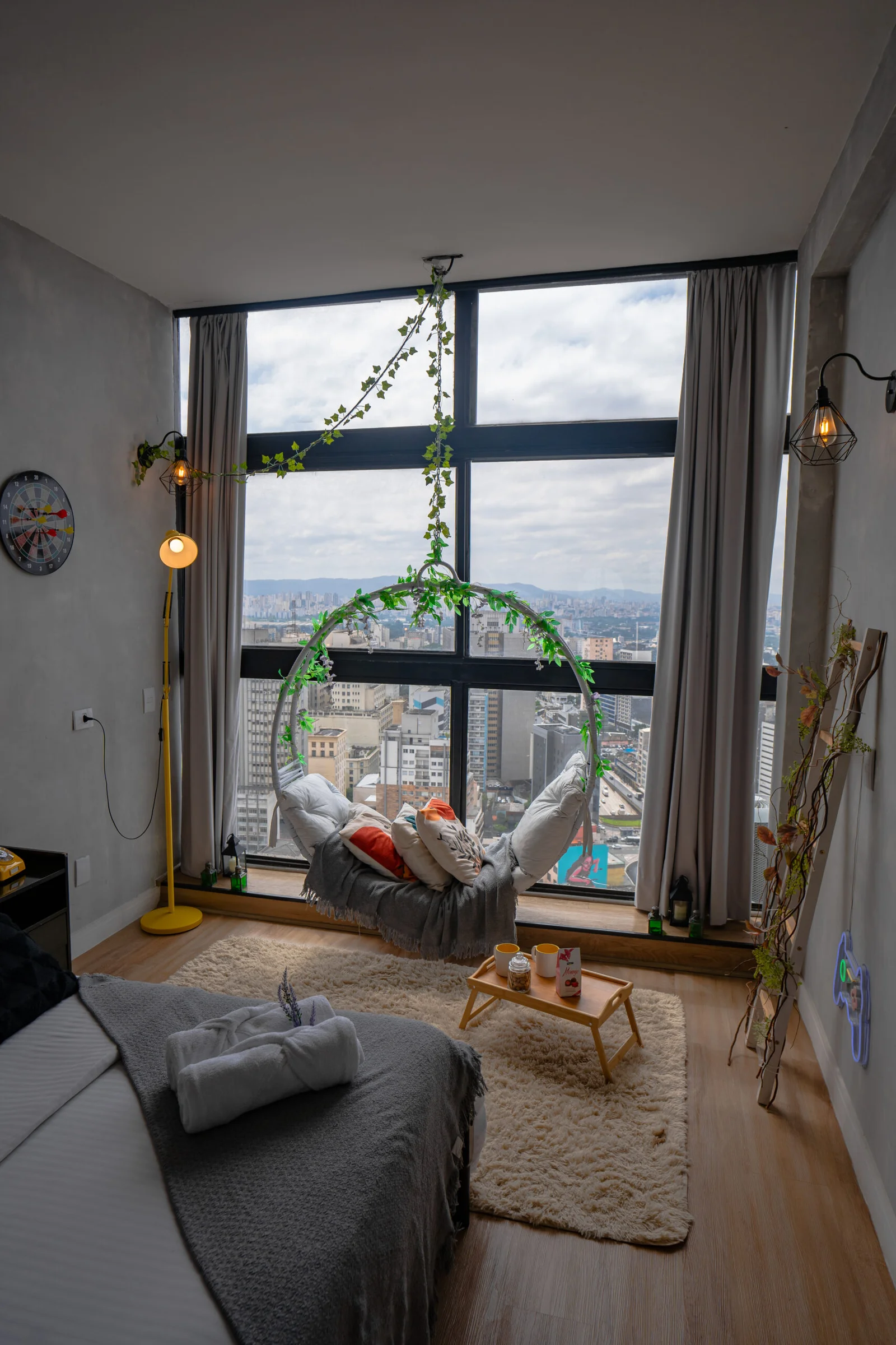 Gamble Room — temática cassino com detalhes em verde e dourado