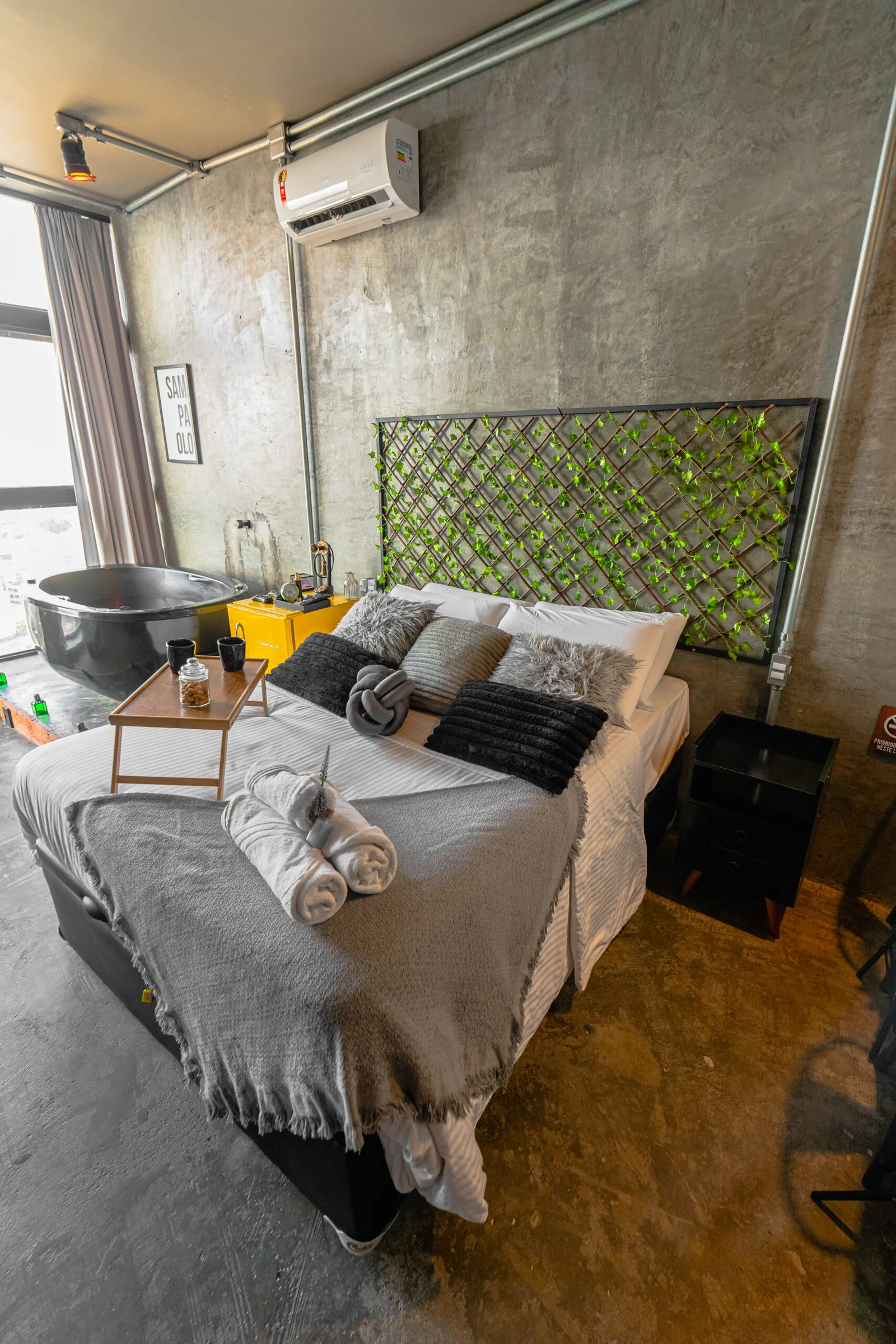 Metal Jungle — estética industrial com metal e concreto