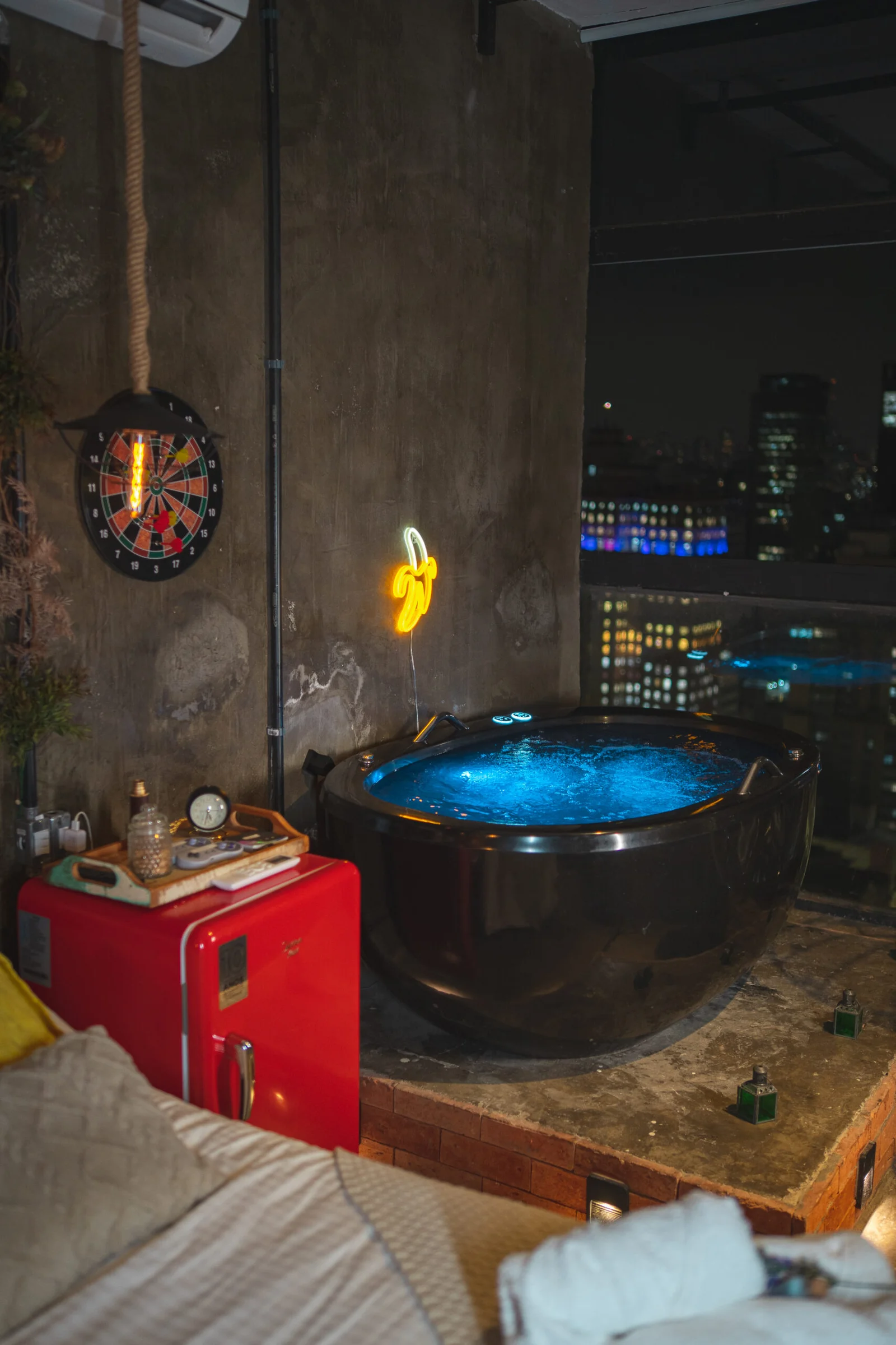 Rustic Room — decoração em madeira e couro com vista panorâmica